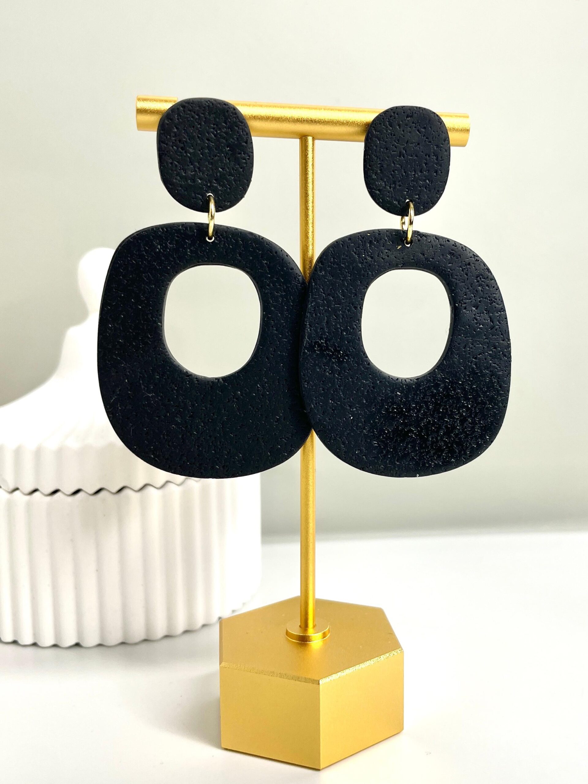 großen minimalistischen schwarzen Ohrringe