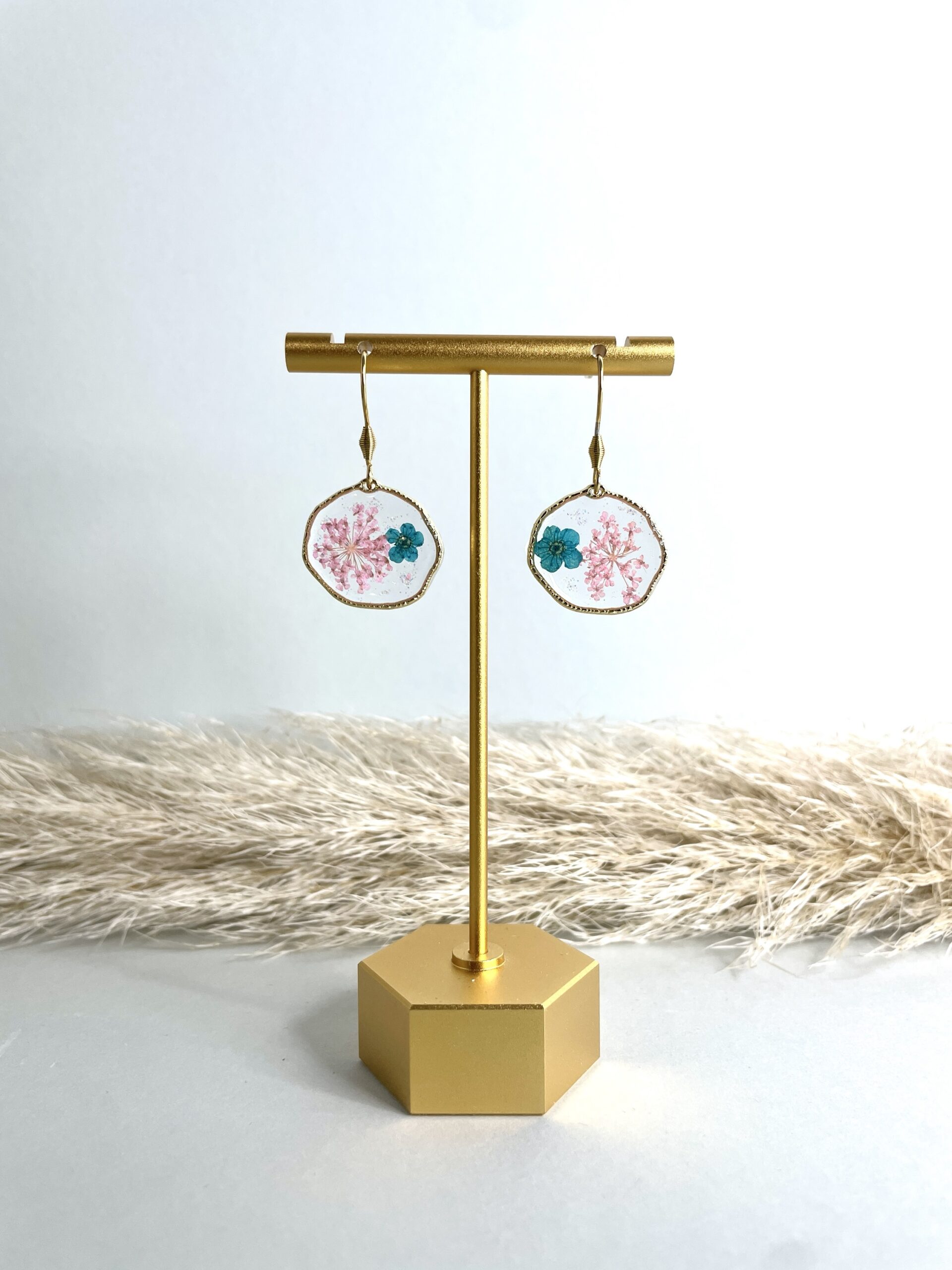 Goldene Ohrringe mit Blumenmotiv