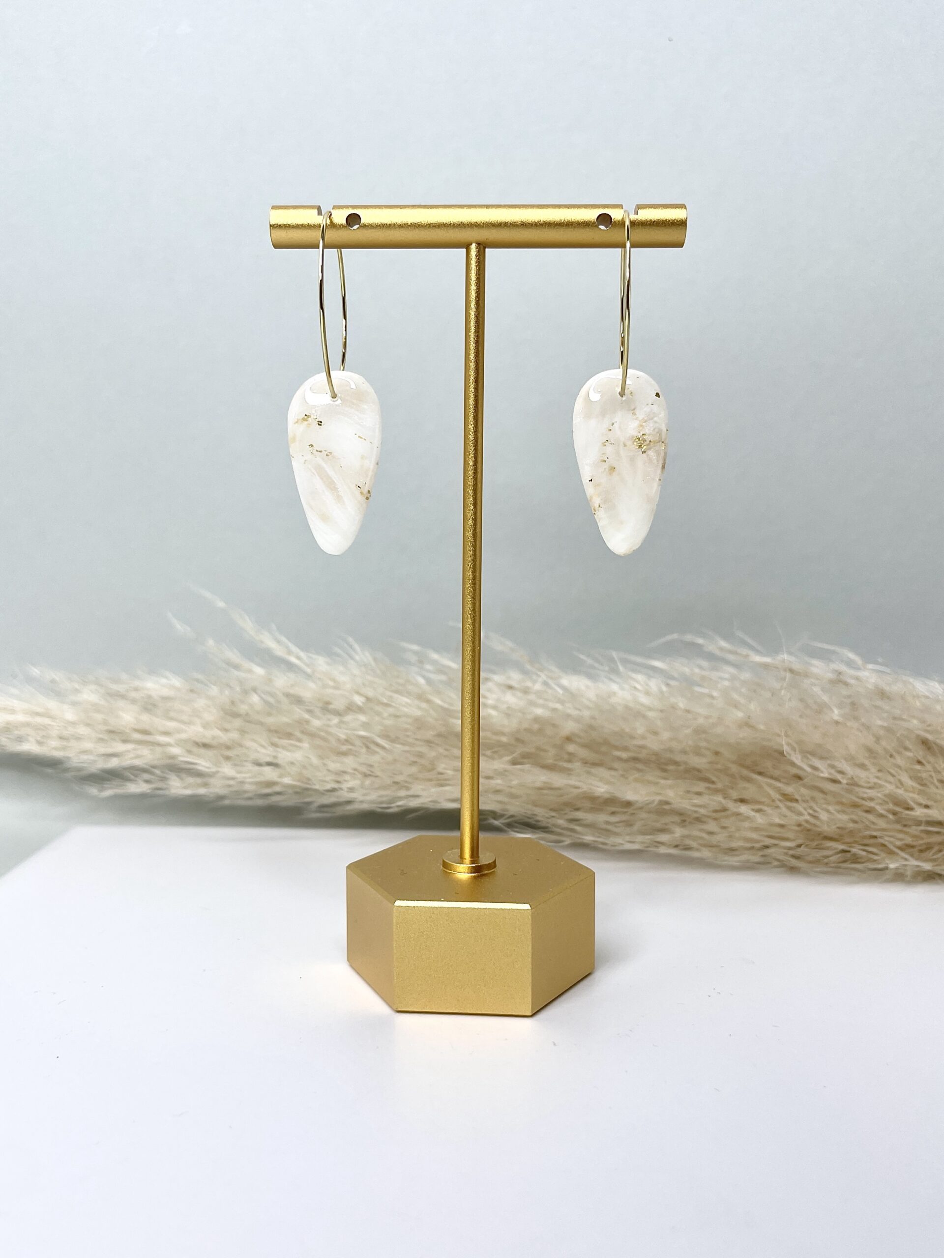 weiße goldene tropfenförmige Ohrringe