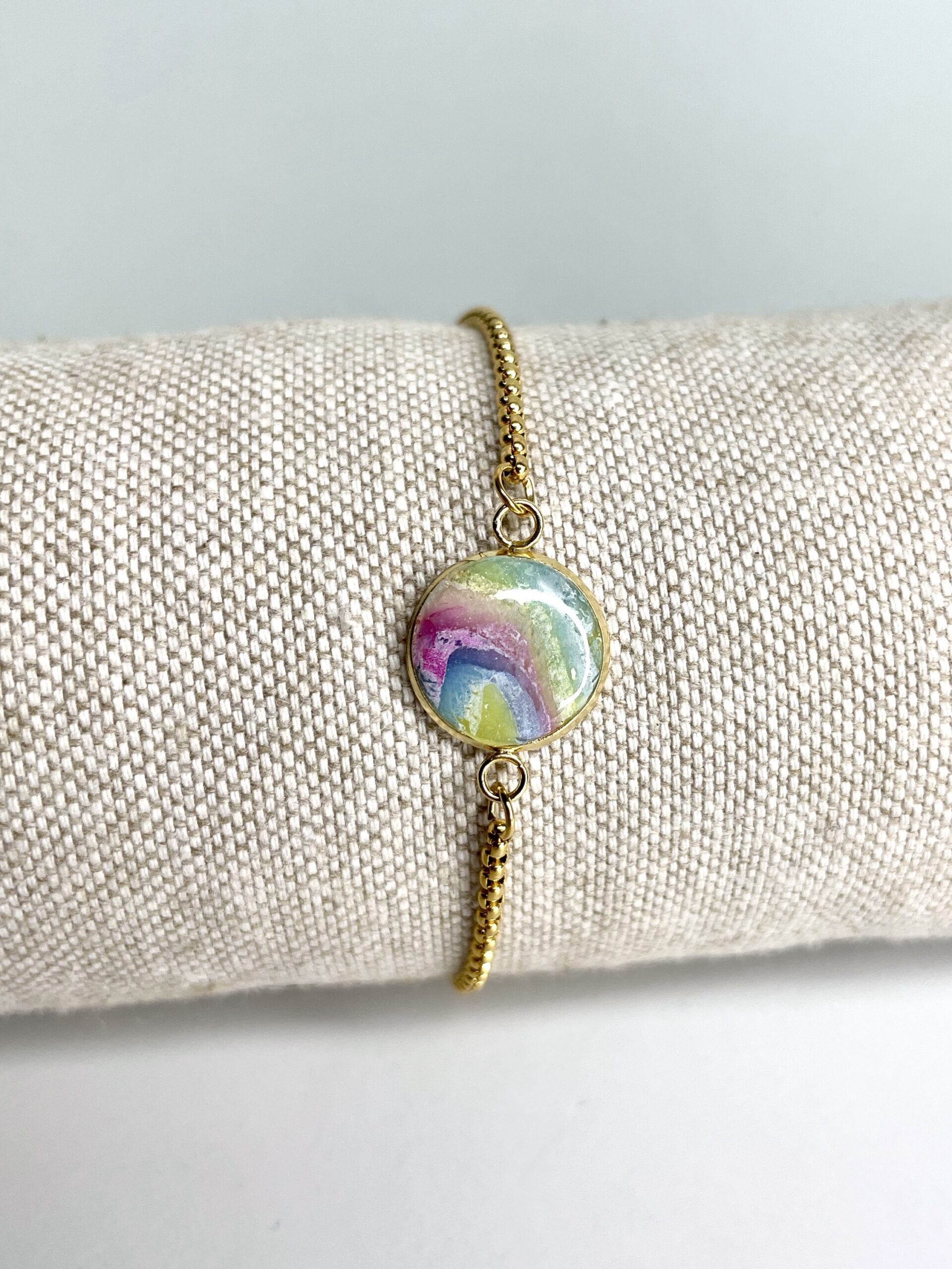 Armband mit farbigem Design