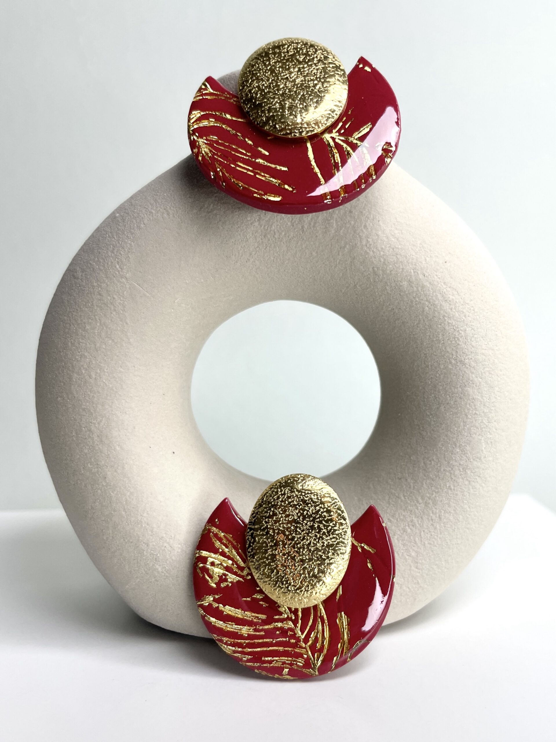 rote goldene Ohrringe elegant