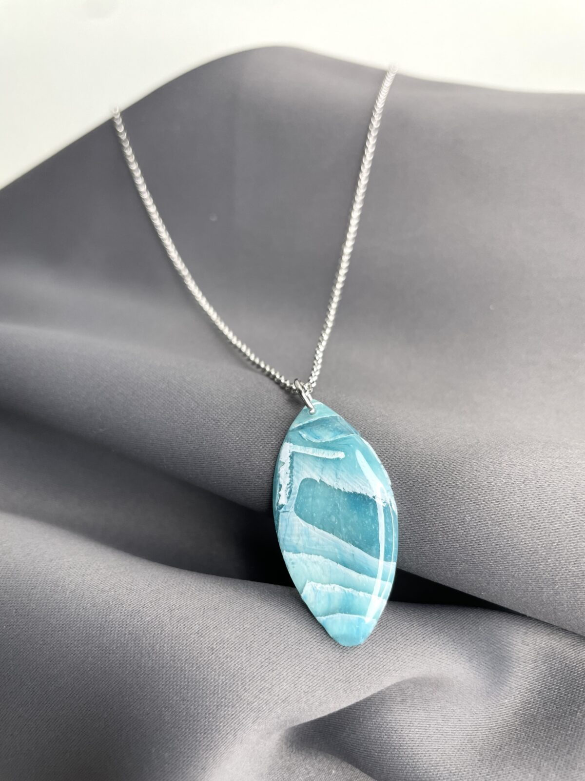 ovale türkisblaue Kette
