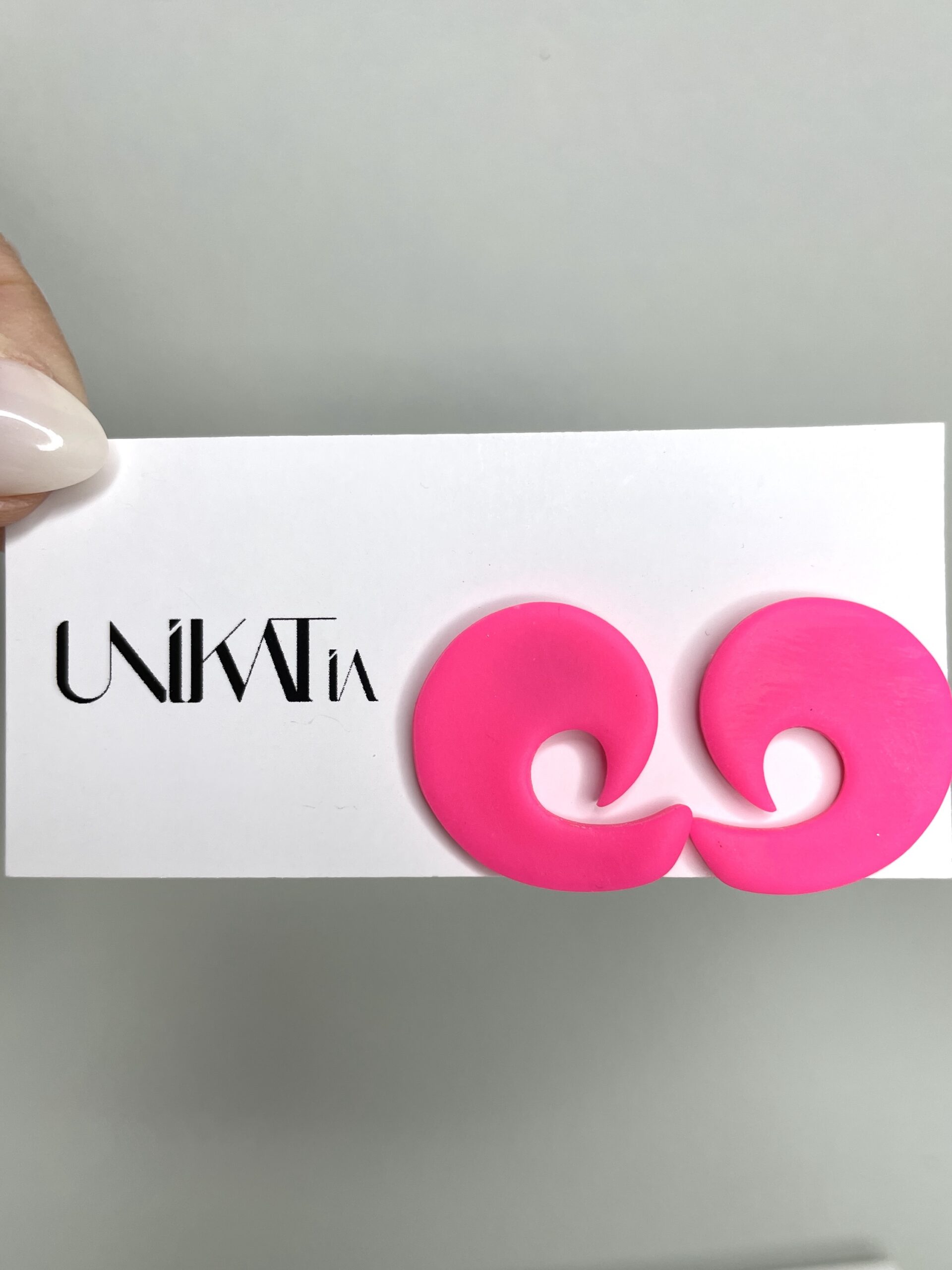 Asymmetrischer Ohrschmuck in Neonfarbe 
