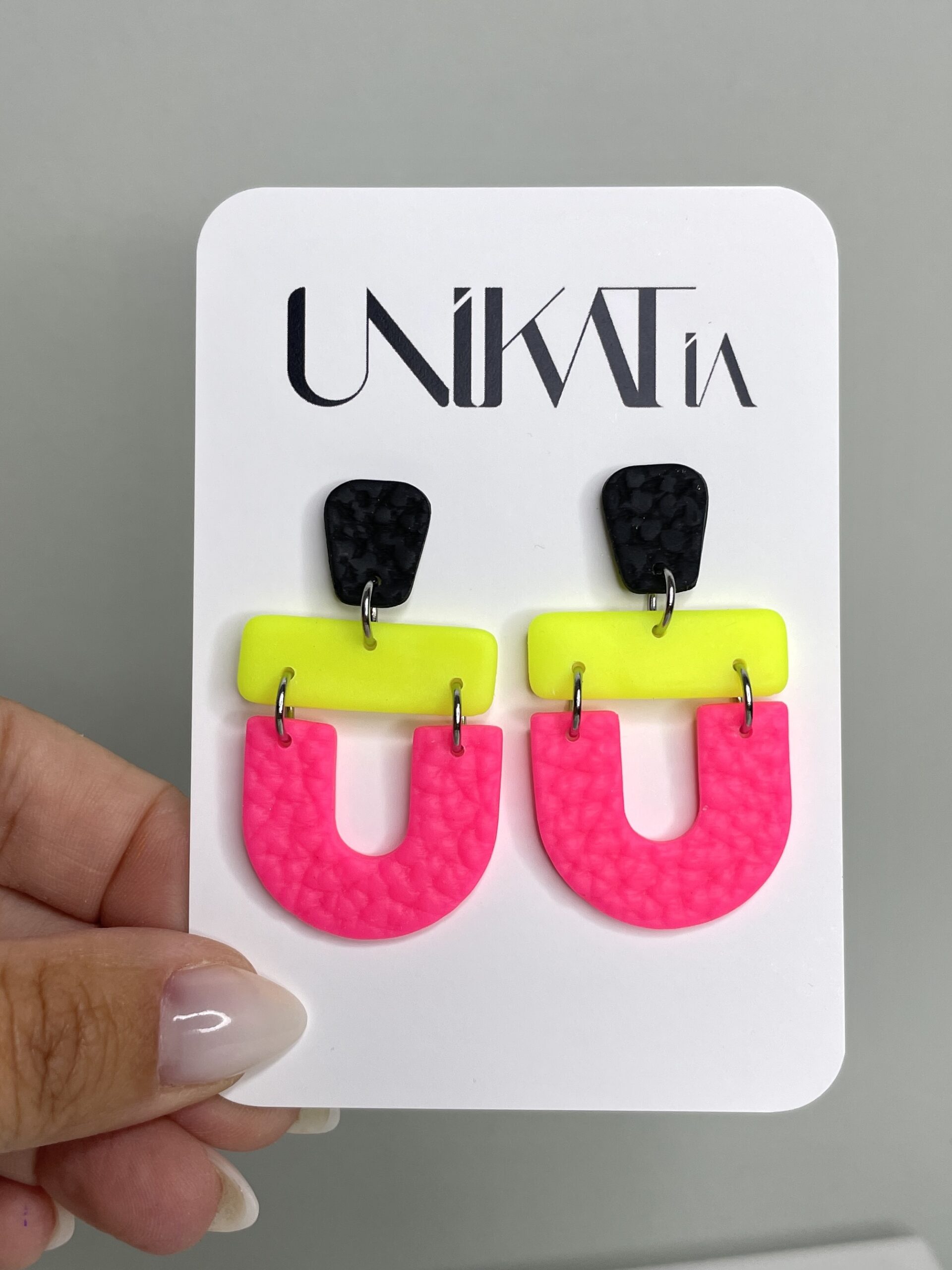 Ohrschmuck in Neonfarben