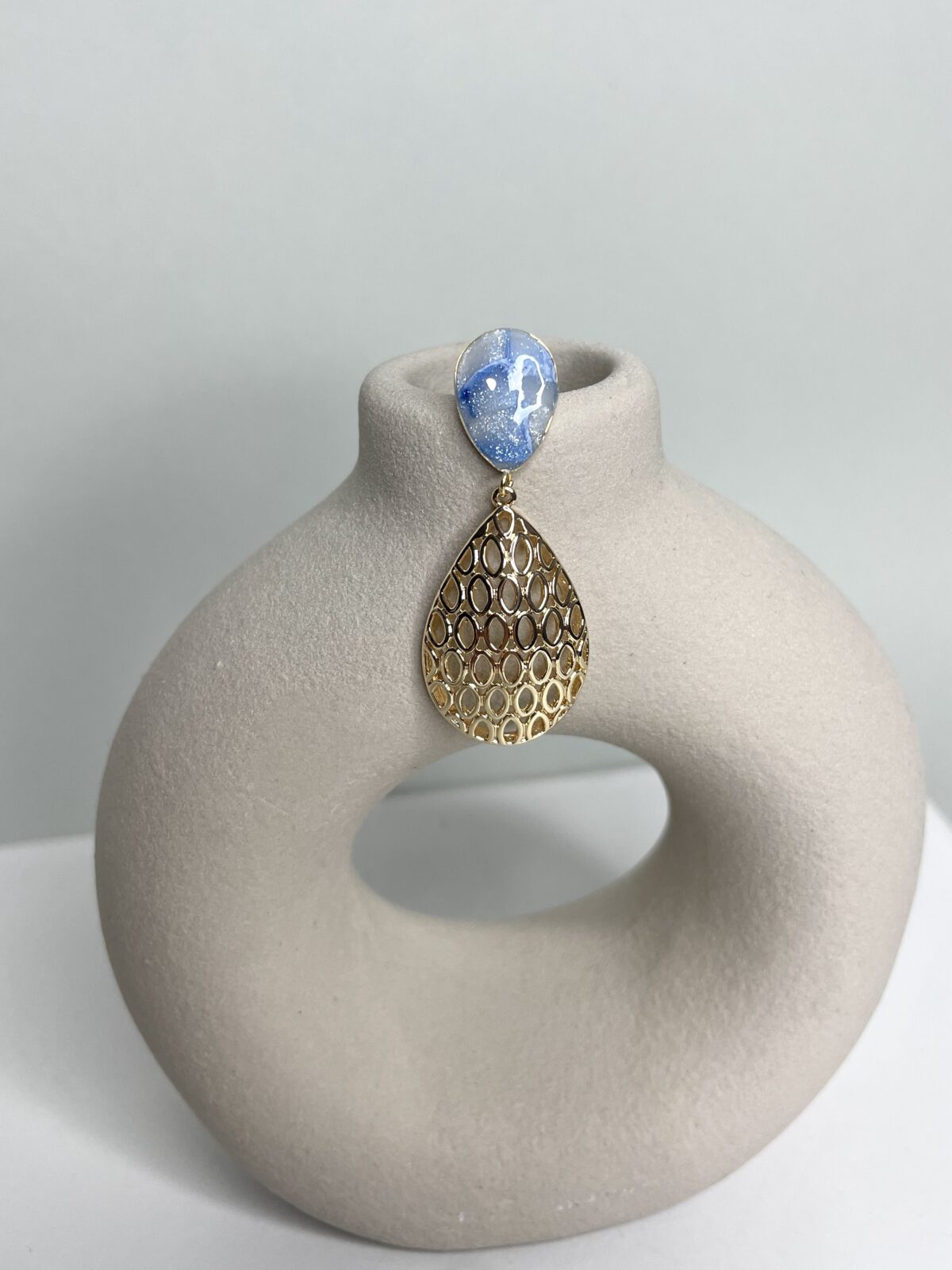 Eleganter Tropfenohrring in Blautönen
