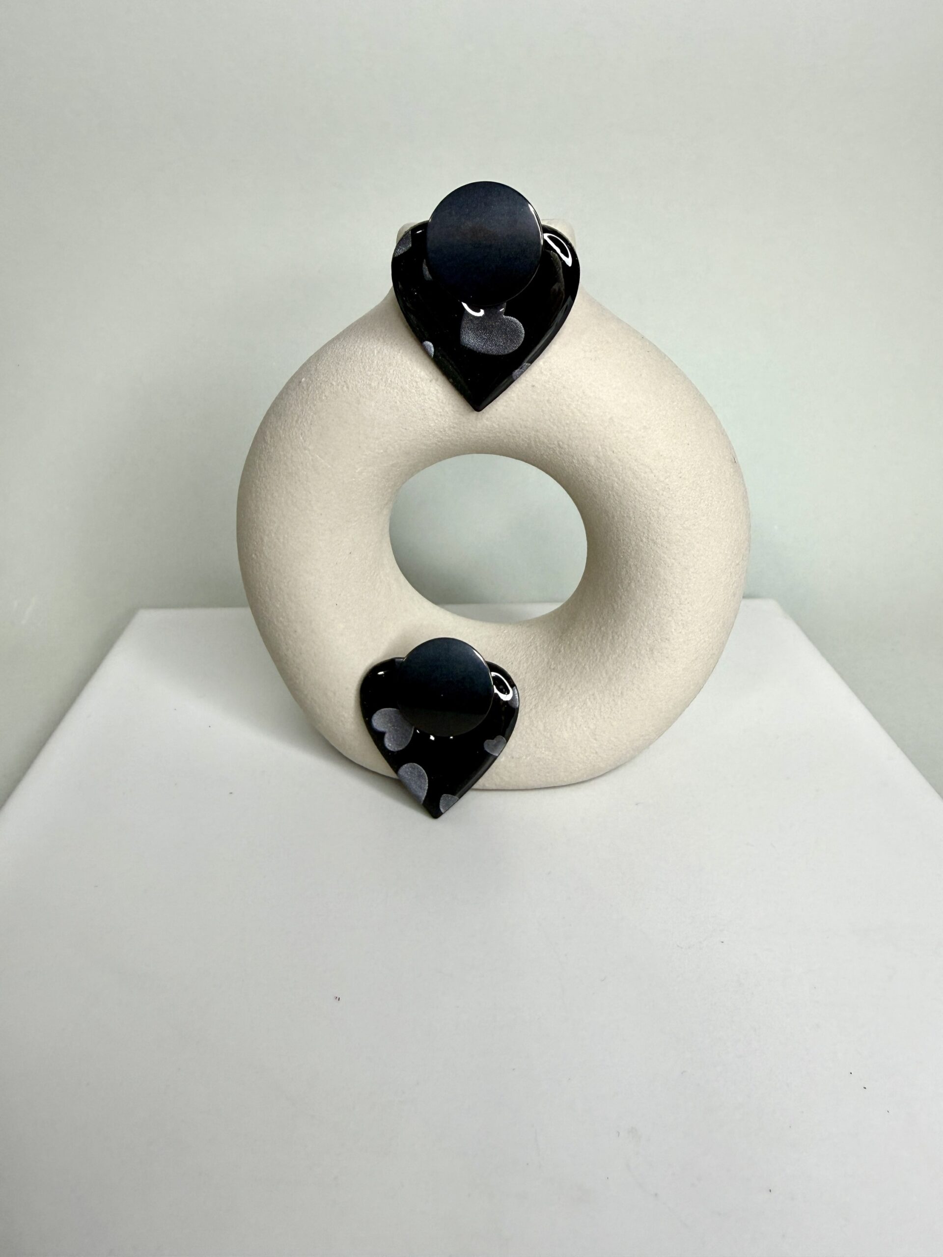 schwarze Ohrringe mit Herz