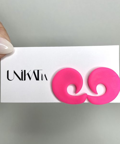 Asymmetrischer Ohrschmuck in Neonfarbe 