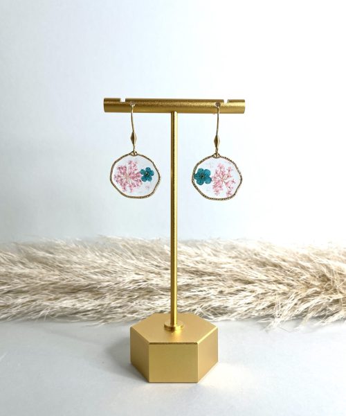 Goldene Ohrringe mit Blumenmotiv