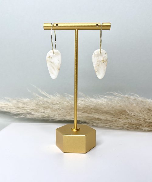 weiße goldene tropfenförmige Ohrringe